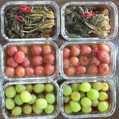 장아찌만들기~~
시금치장아찌,방울토마토장아찌,샤인머스컷장아찌^^
유산균을 넣은것과 넣지않은것 비교했습니다
호불호가 갈리지만 모두 맛있네요~ㅋ
#한국발효장류진흥협회 #발효 #장류 #간장 #장아찌 #민간자격증장류제조사 #민간자격증장류관리사 #민간자격증장류음식전문가#바른먹거리 #민간자격증식생활음식전문가